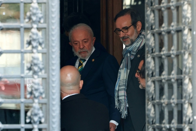 Brazil's Lula vists Argentina's Kirchner, under house arrest