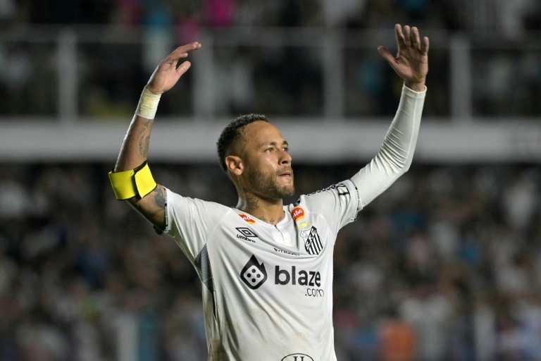 Neymar signs for six more months with Santos with an eye on World cup