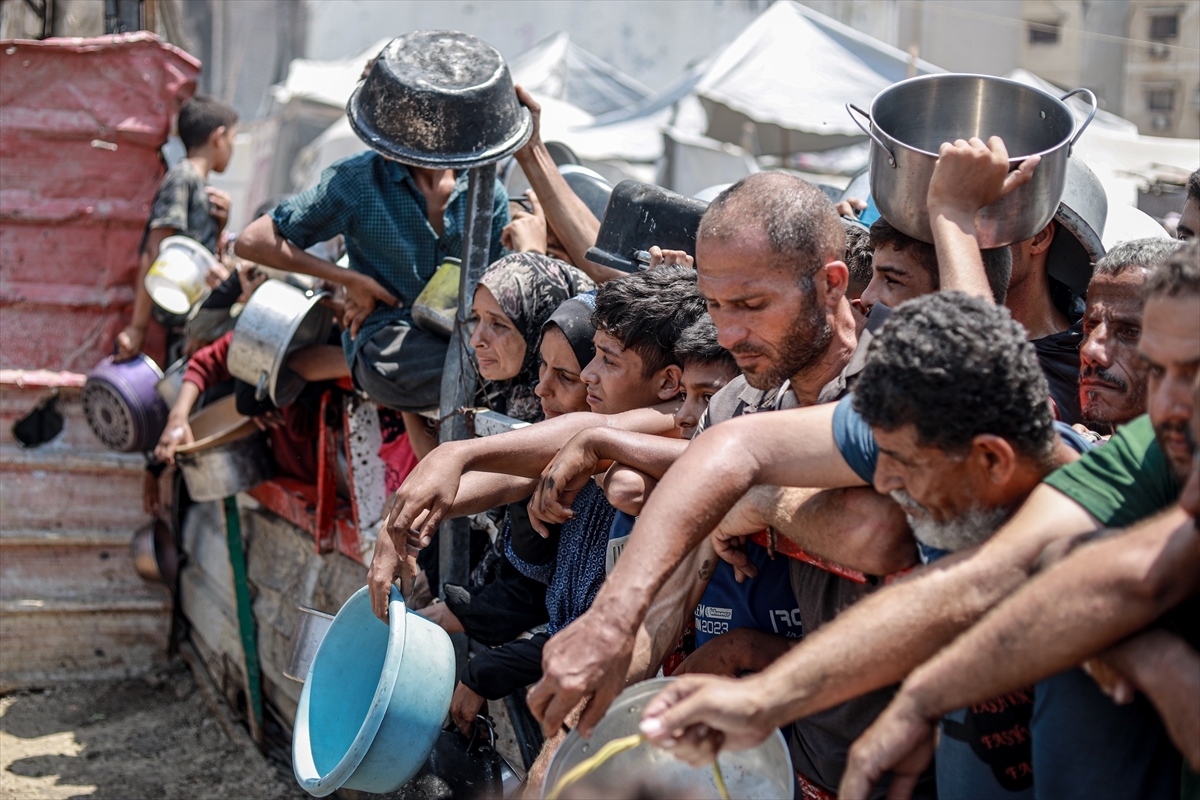 Israeli aid airdrop injures Palestinians in north Gaza; Hamas condemns move