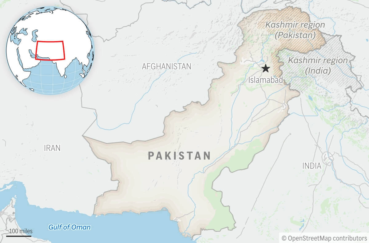 Suicide bombing in Pakistan kills 8 soldiers and wounds 30 people