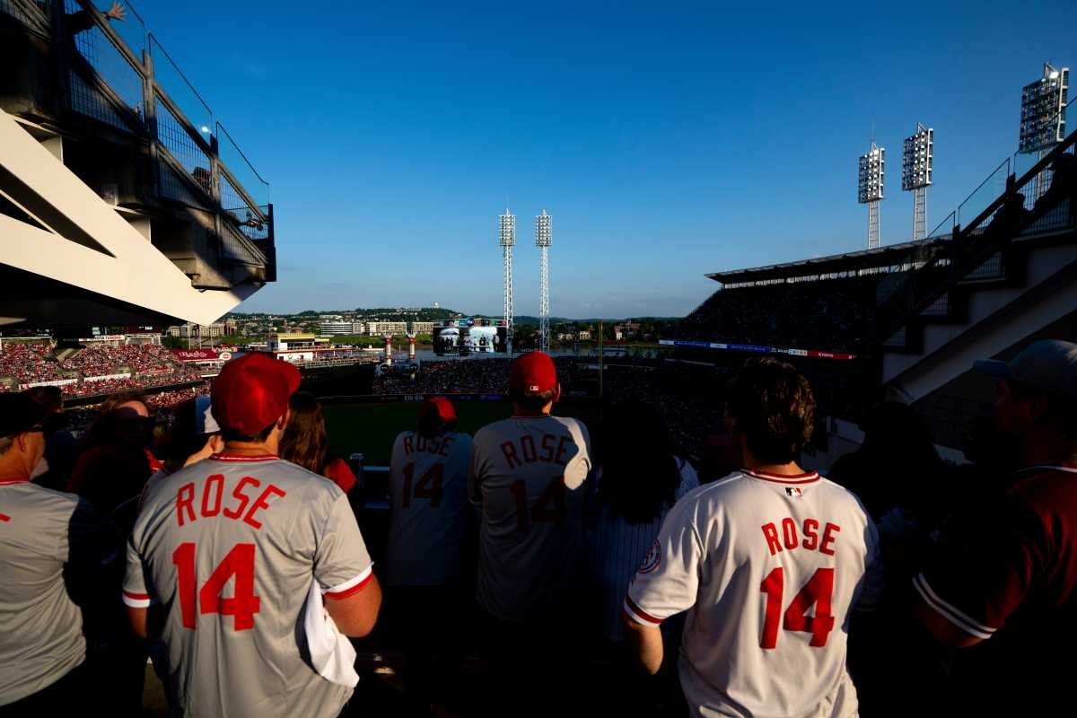 Cincinnati Reds celebrate Pete Rose re-instatement