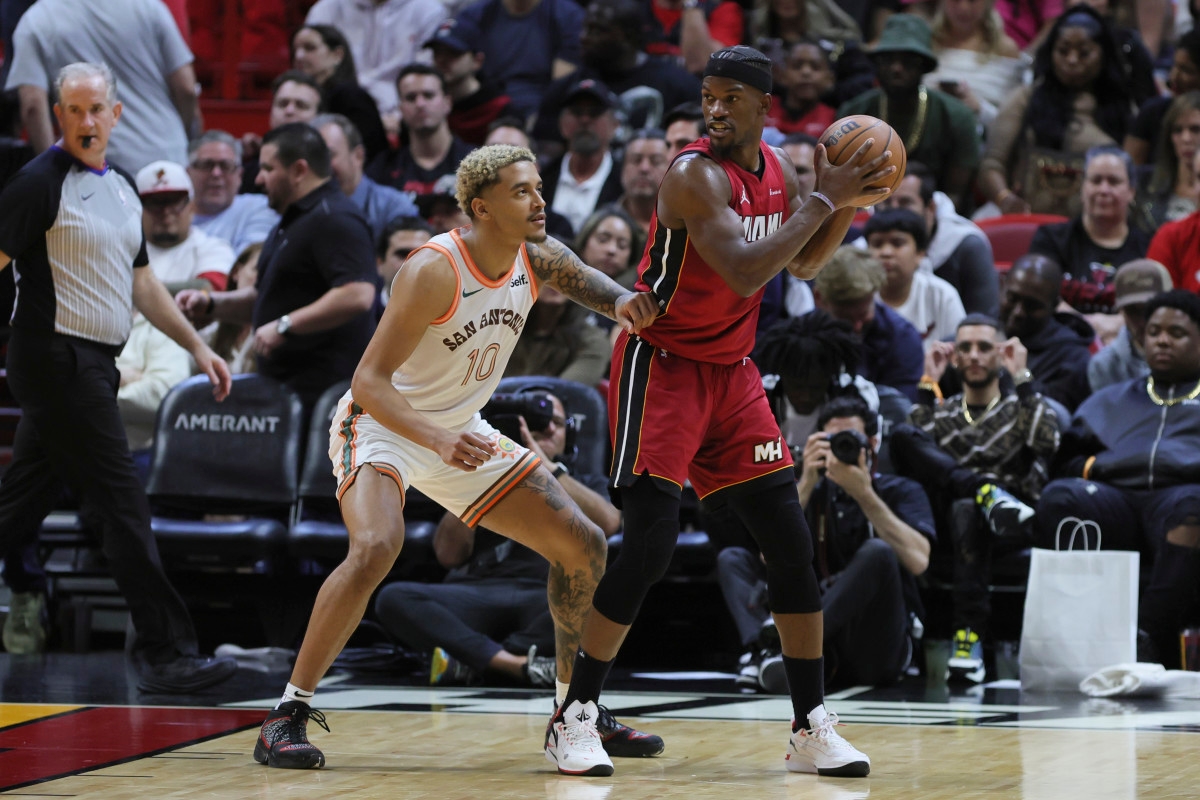 San Antonio Spurs Linked to Unsigned Nine-Time All-Star