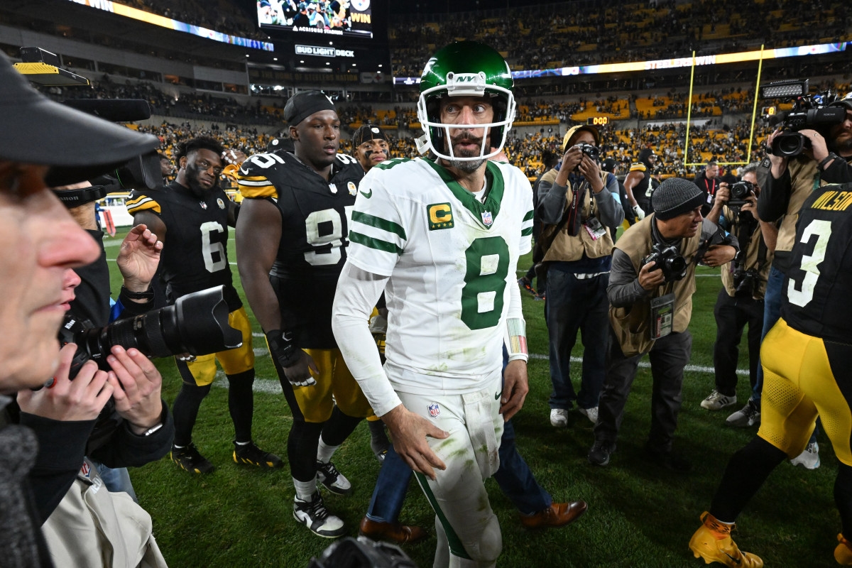 Another legendary quarterback has pitched their thoughts on the situation between the Pittsburgh Steelers and Aaron Rodgers.