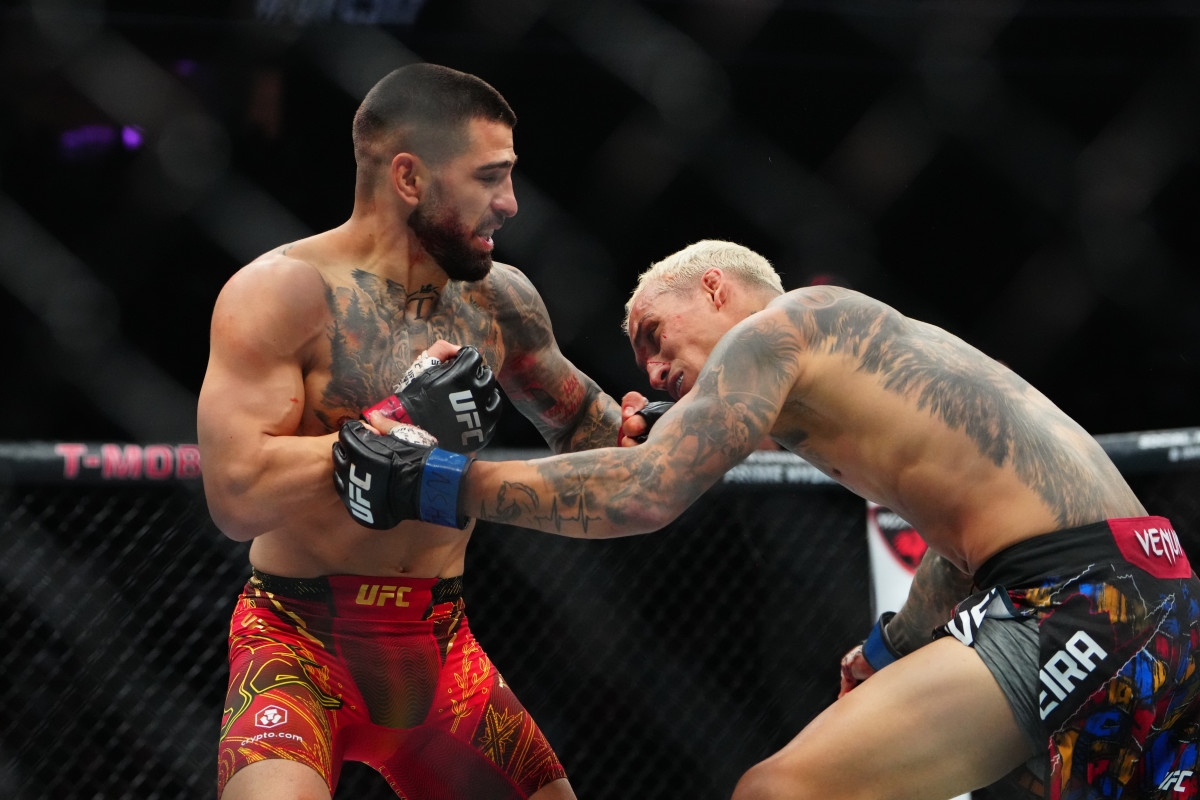 Charles Oliveira's Somber 2-Word Message to Fans Said It All After UFC 317