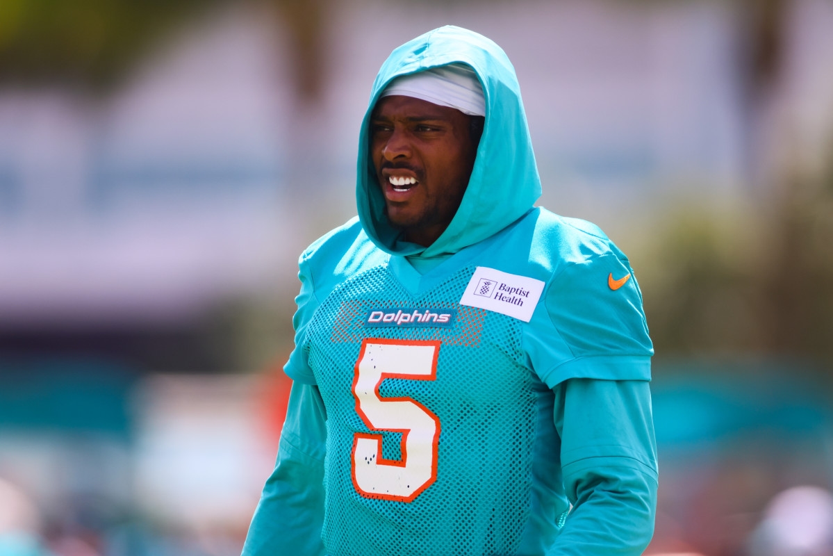 Dolphins Reportedly Eyeing Raiders TE After Jalen Ramsey Trade