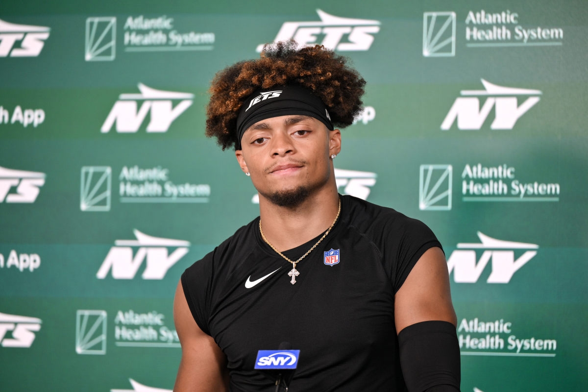 Jets' Justin Fields Not Trying To Be 'Celebrity Quarterback'