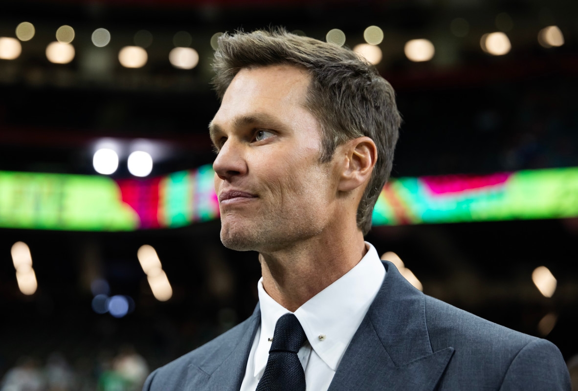 Tom Brady Has One-Word Reaction to Magic Johnson Showing off His Billionaire Lifestyle