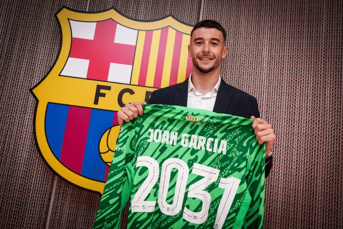 Watch: Joan Garcia signs Barcelona contract with president Laporta