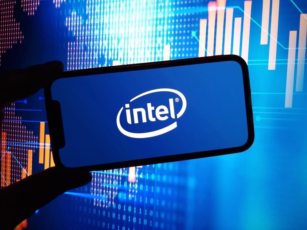 Intel's Chip Strategy Shifts Again: Time to Buy the Dip?