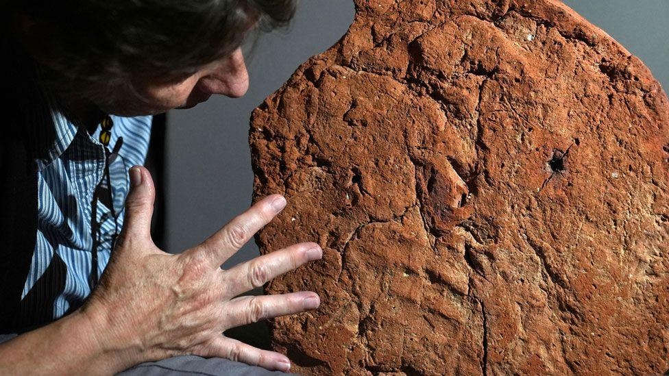 Rare 4,000-year-old Egyptian handprint found