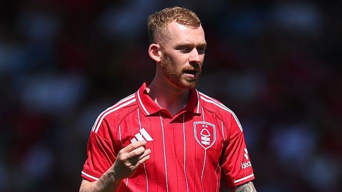 Wrexham close in on Forest midfielder O'Brien
