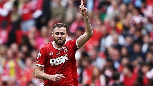 Wembley hero Gillesphey signs new Charlton deal