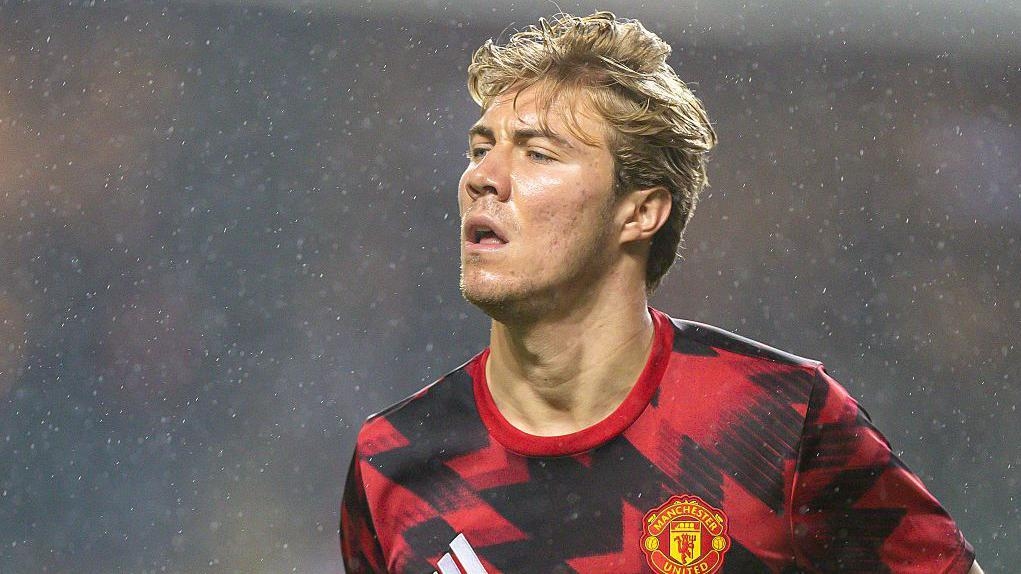 Hojlund's fight to answer Man Utd's striker question