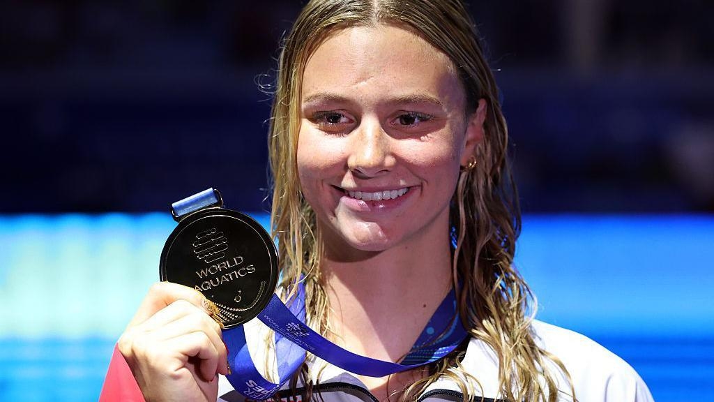 McIntosh takes 400m freestyle gold in Singapore