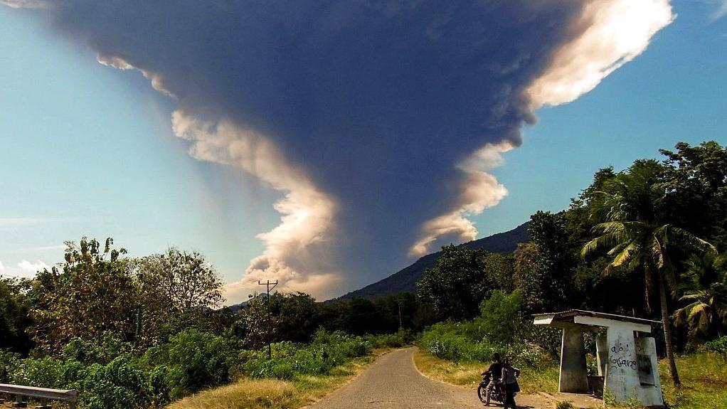 Indonesian volcano spews massive ash cloud as it erupts again