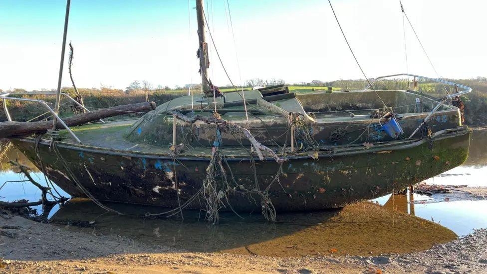 Prince William's duchy removes abandoned boats