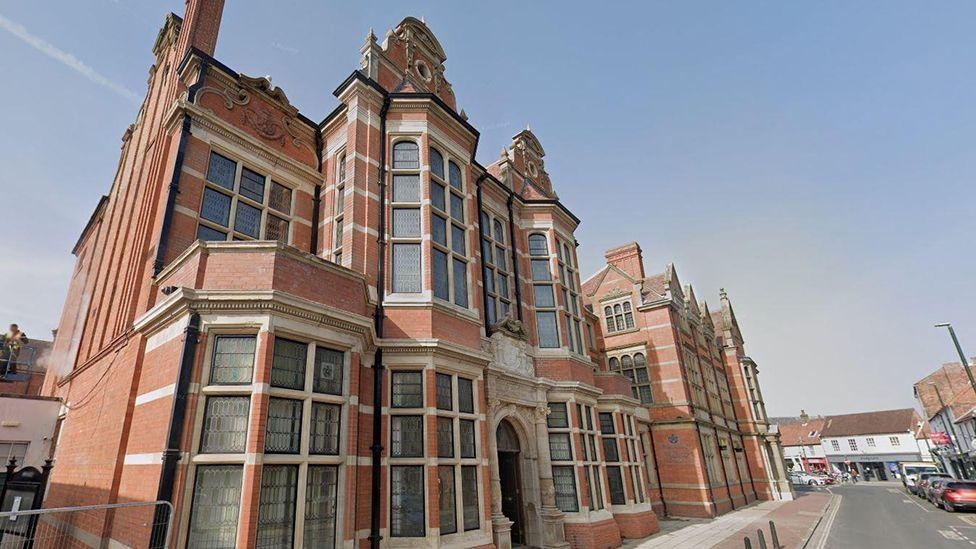 Council to cut 400 jobs and raise tax by 4.99%