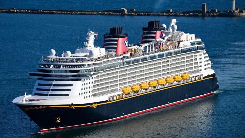 Father jumps off cruise ship after daughter falls overboard