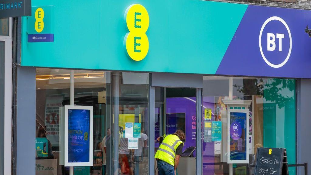 EE says latest outage fixed after 'technical fault'