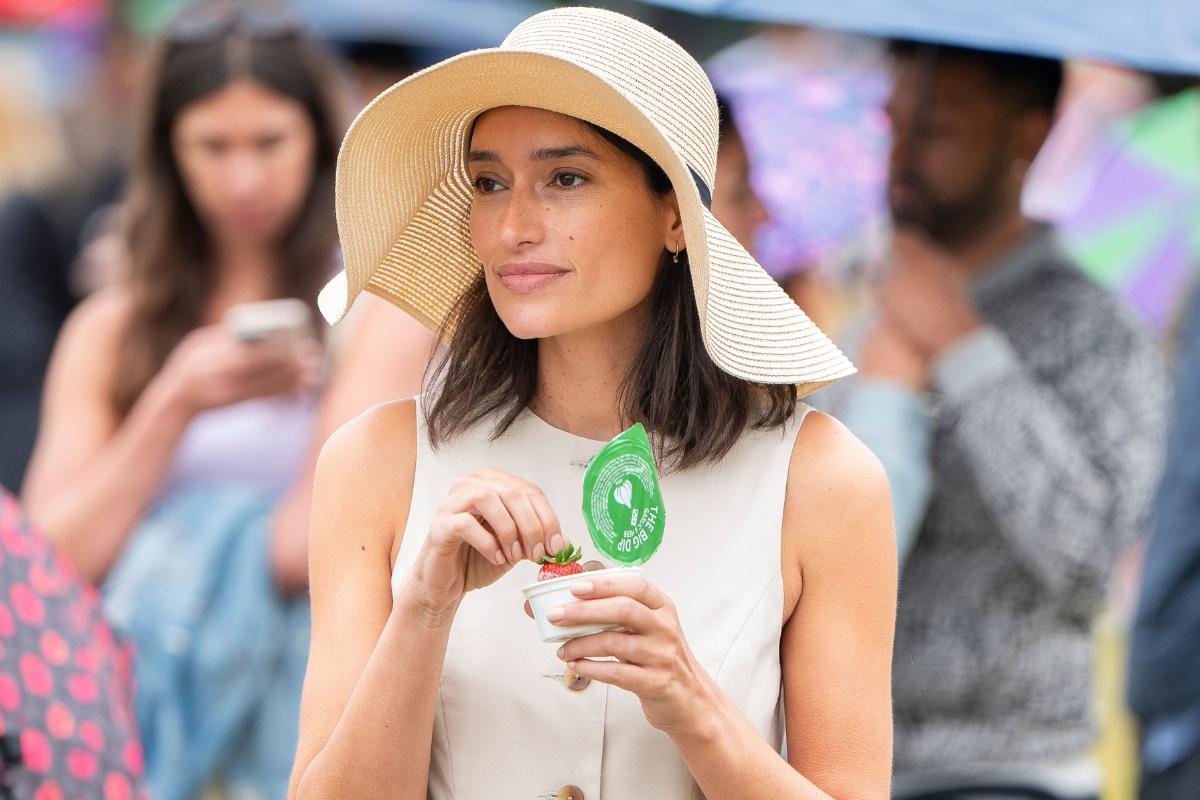 A Wimbledon fan ditched cream for Garlic & Herb Dip on their strawberries