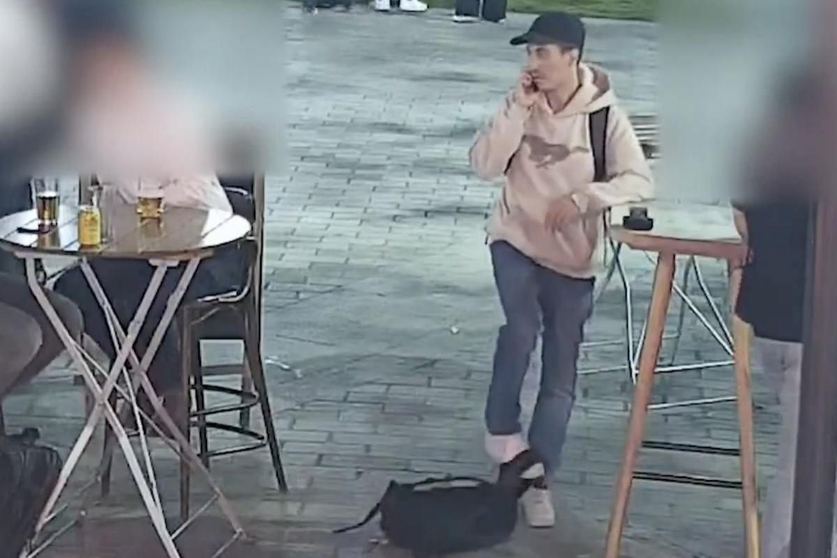 Moment thief sneakily steals bag from unsuspecting drinker outside London pub