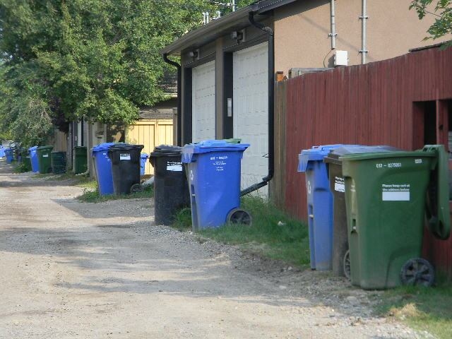 Councillors considering charging Calgarians less in monthly waste and recycling