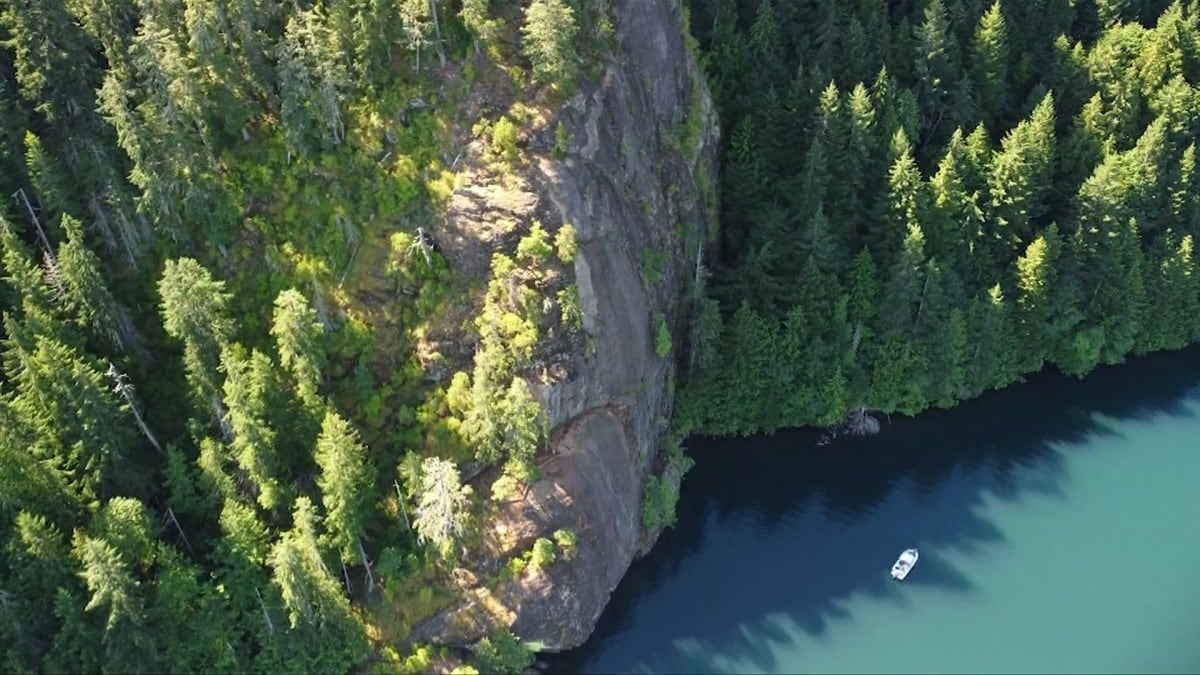 Teen dies after cliff-jumping accident at Comox Lake on Vancouver Island