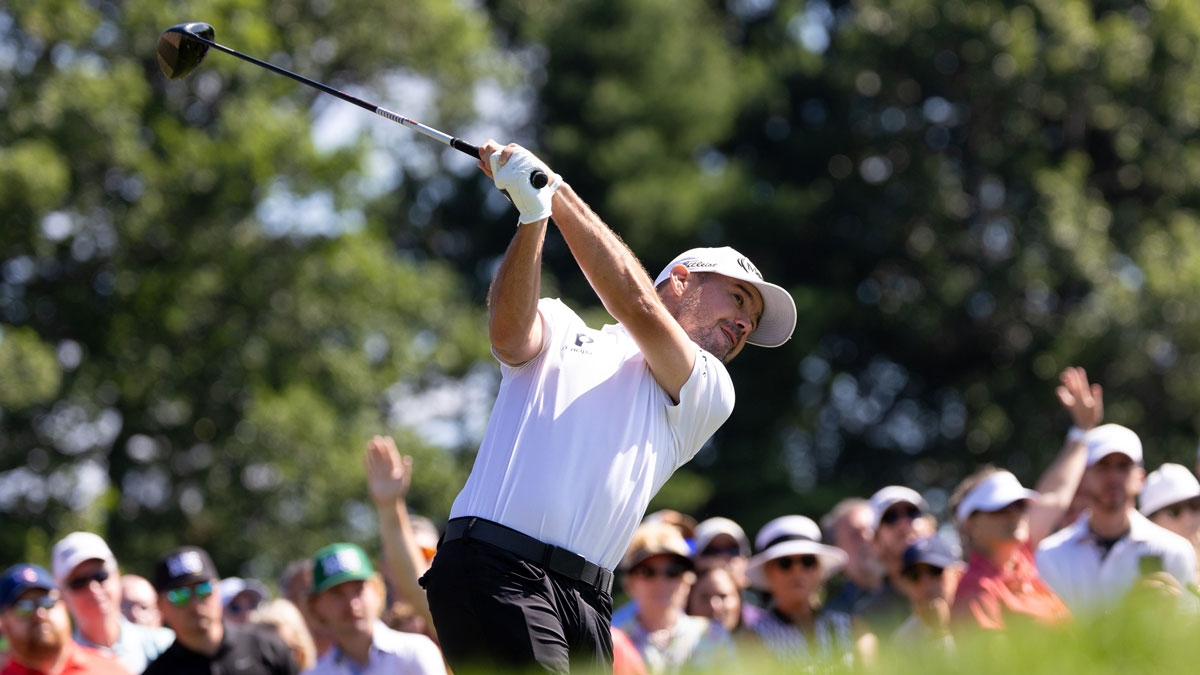 Past Open Championship winner jumps into lead on Friday behind hot putter