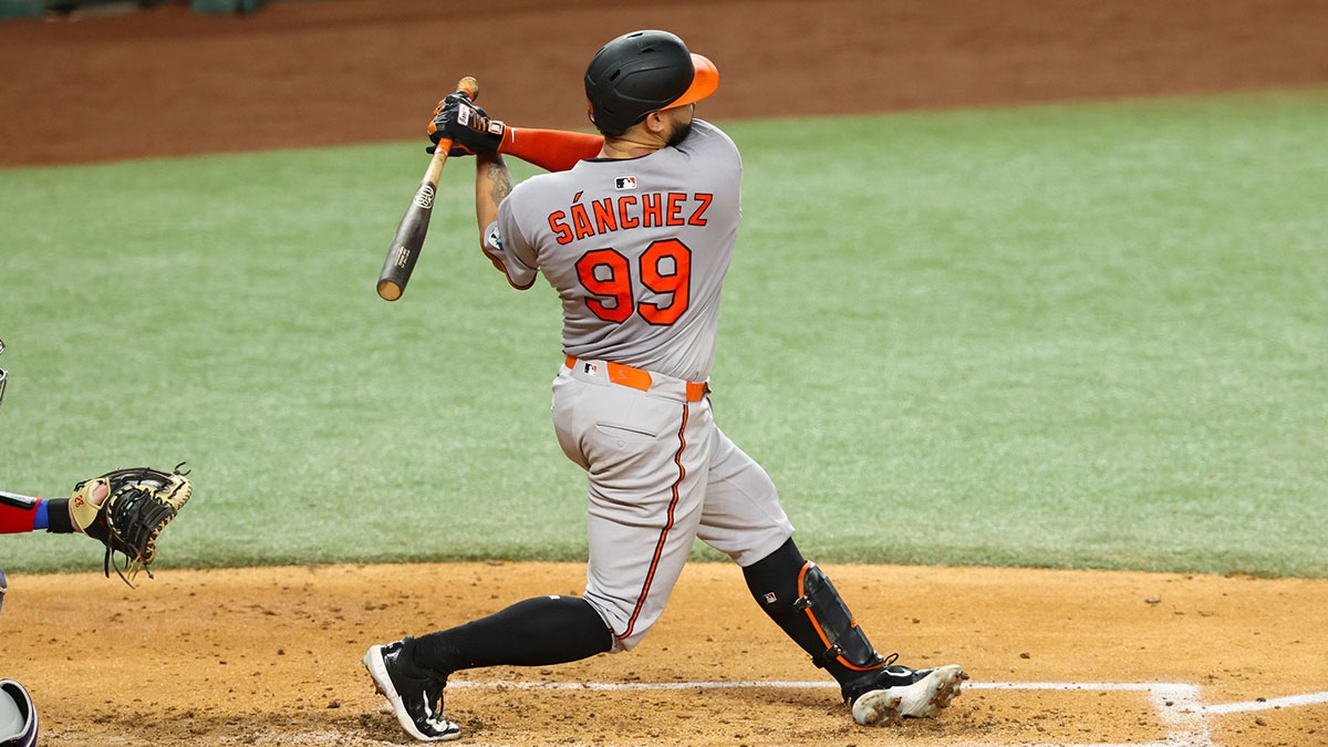 Orioles' Gary Sanchez exits with apparent injury vs. Braves