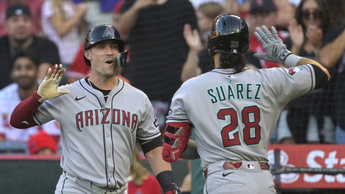Camera catches Randal Grichuk's final moment with D-Backs teammates after trade