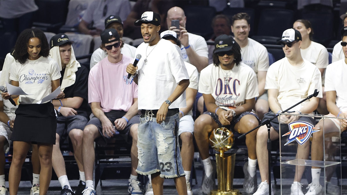 Thunder's Alex Caruso gushes over Aaron Wiggins' mic drop moment before parade