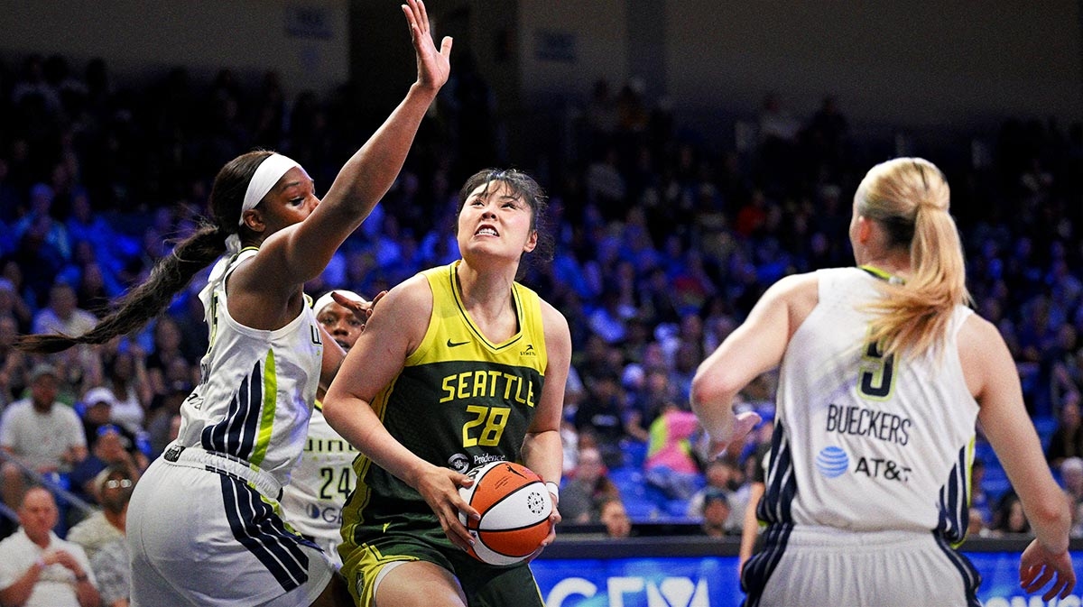 Wings acquire 6'7″ center in trade with Storm
