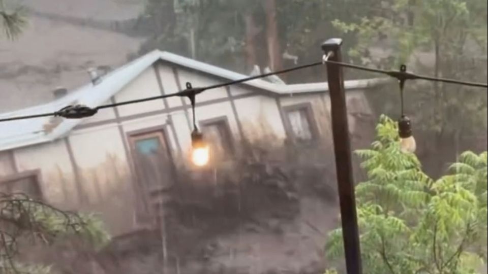 Flash flood hits New Mexico mountain town, leaving at least 3 dead