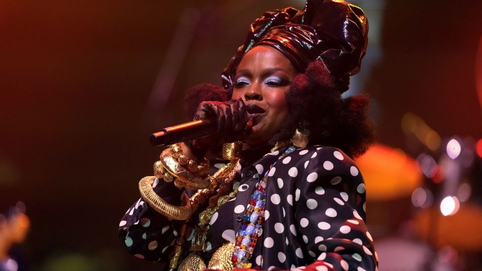Lauryn Hill took to the Essence Festival stage super late and organizers want you to know that wasn't her fault