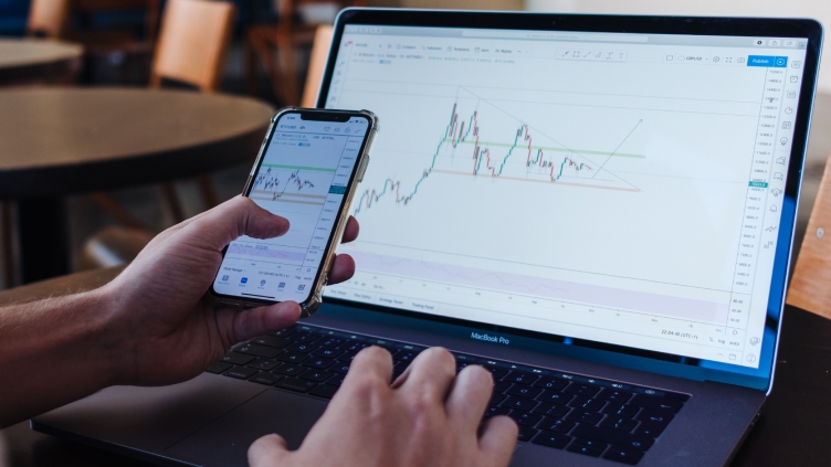 Bitcoin Rises 7%, Solana Jumps 14.5% as $347 Million in Crypto Shorts Are Liquidated Following Market Recovery