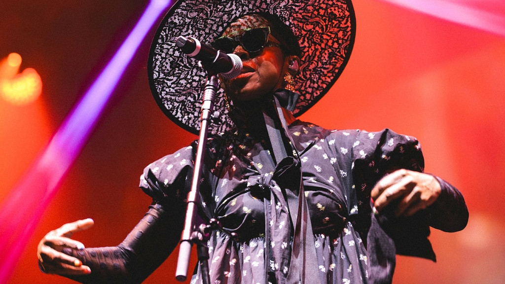 Lauryn Hill plays to near near-empty stadium at New Orleans festival