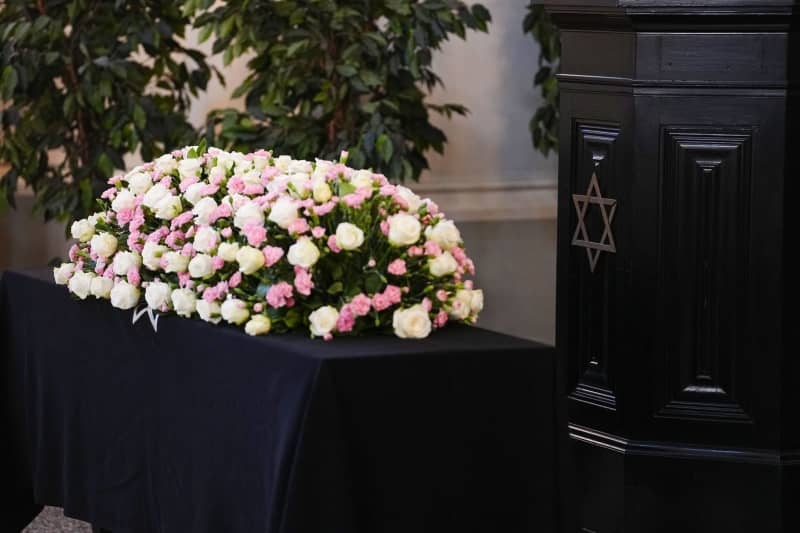 Margot Friedländer, one of last Holocaust survivors, buried in Berlin