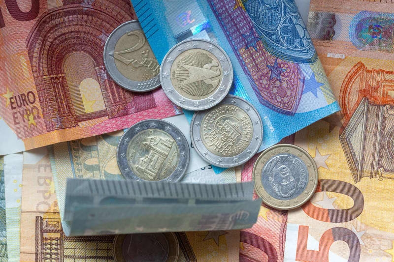 German institute: Women's income shrinks significantly in marriage