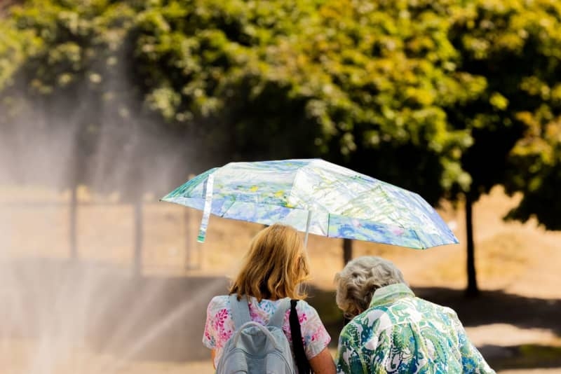 Tips for seniors on handling hot weather