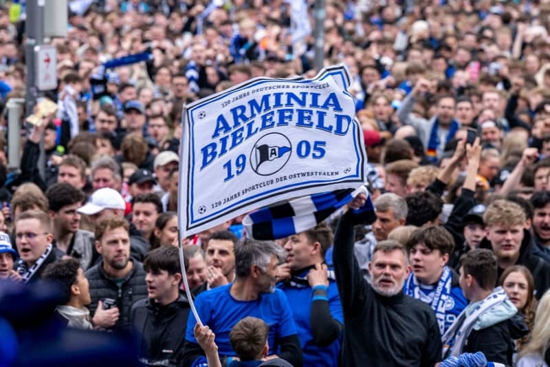 Fans welcome Bielefeld back home with big party despite Cup defeat