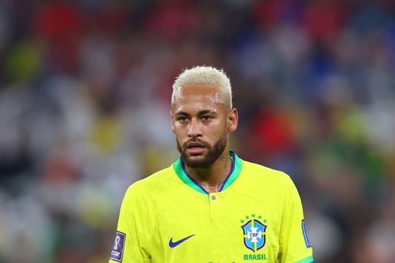 Neymar signs short extension at Santos until end of the year