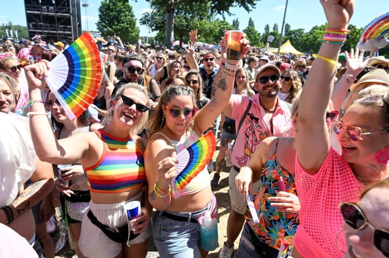 More than 20,000 party at Cologne's inaugural Rainbow Festival