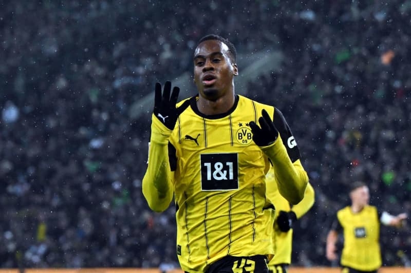 Gittens set for Chelsea move after Moukoko also leaves Dortmund