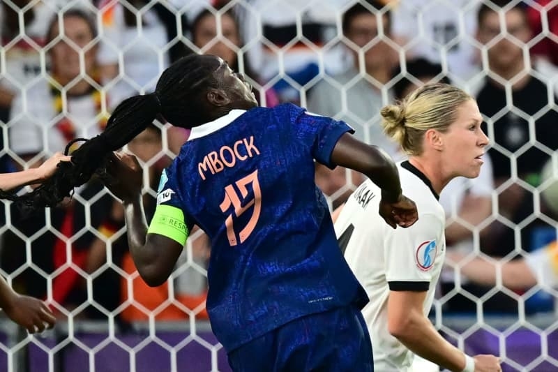 Germany team director defends Hendrich for ponytail pull