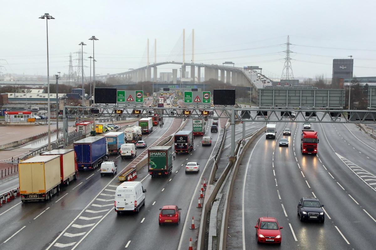 Queues of traffic spark journey delays around M25 and QEII Bridge