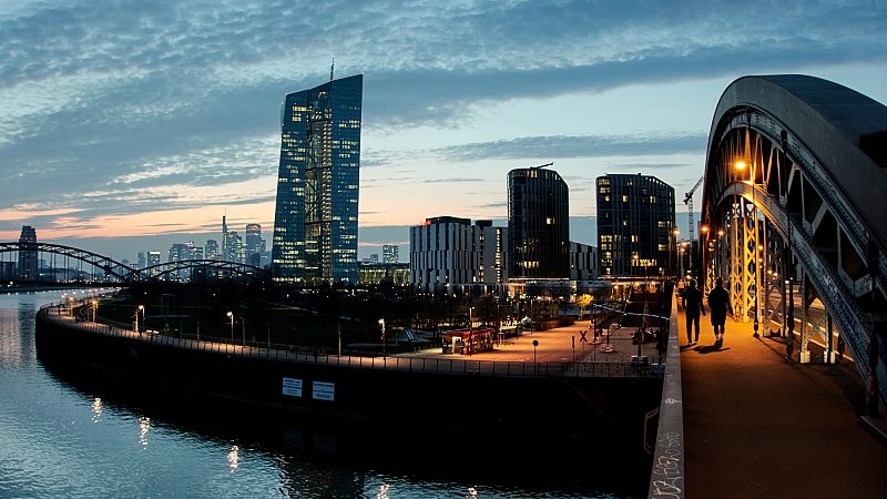Europe's economic confidence dips again in March as services sector retreats