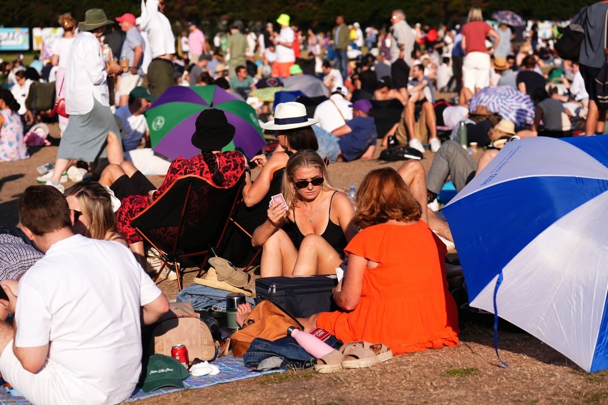 London faces sweltering 34C after 'tropical night' brings sleepless misery and amber health warning extended