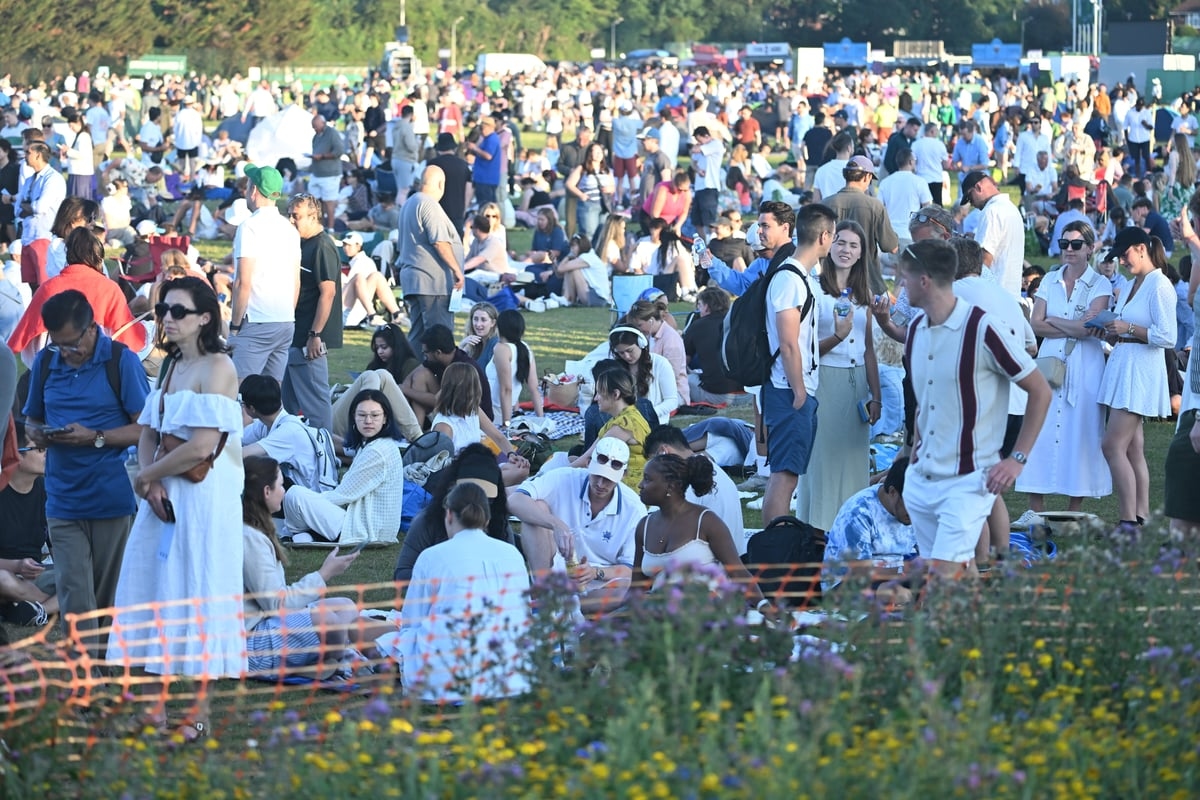 Wimbledon 2025: Heat forces tennis fans to leave queue as temperatures to hit 34C on hottest-ever start to tournament