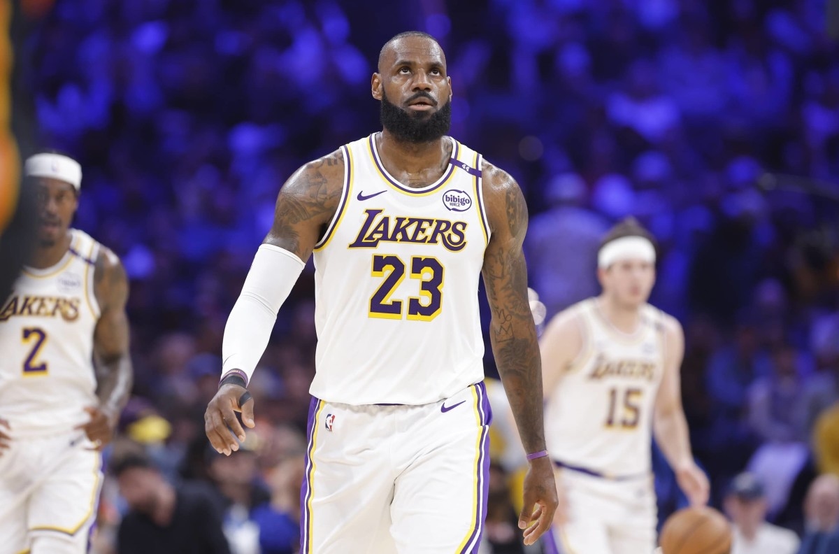 LeBron James Gets Heckled By Fans In New York City: "LeBum. You'll Never Beat Jordan."