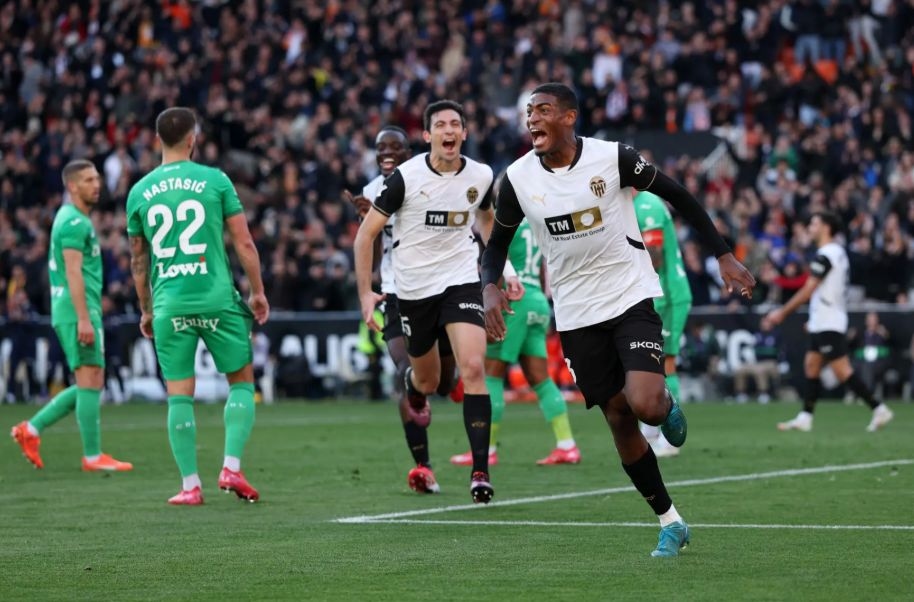 Valencia snub Arsenal offer for 21-year-old talent